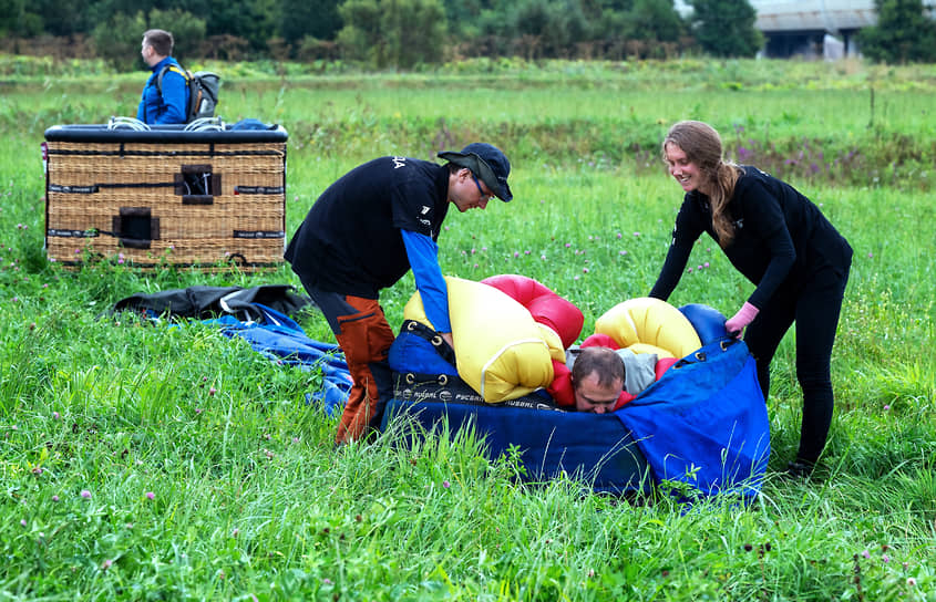 Участники полетов собирают шары