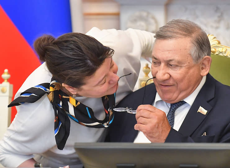 Депутат Законодательного собрания Санкт-Петербурга актриса Анастасия Мельникова и ее коллега по ЗакСу Юрий Авдеев на заседании руководителей киноорганизаций в рамках VI Международного кинофестиваля России и стран ближнего зарубежья Lendoc Film Festiva