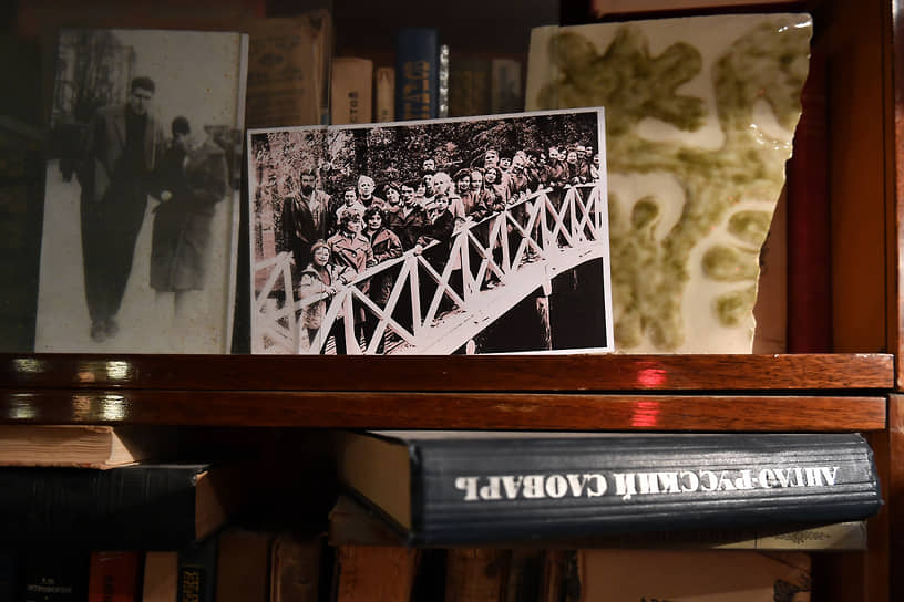 Фотографии на книжной полке
