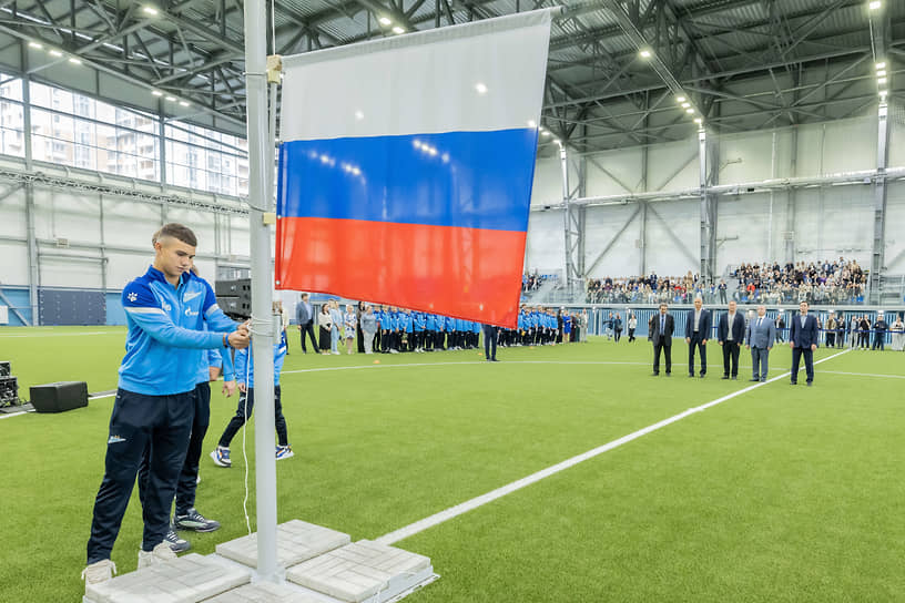 Торжественная линейка с поднятием флага РФ в присутствии сотрудников академии, учащихся, их родителей и высоких гостей