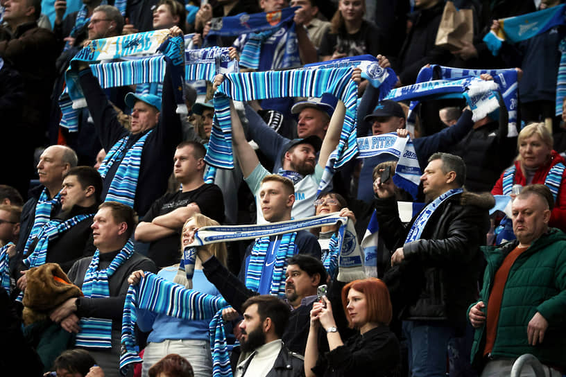 Болельщики ФК «Зенит» на трибунах стадиона