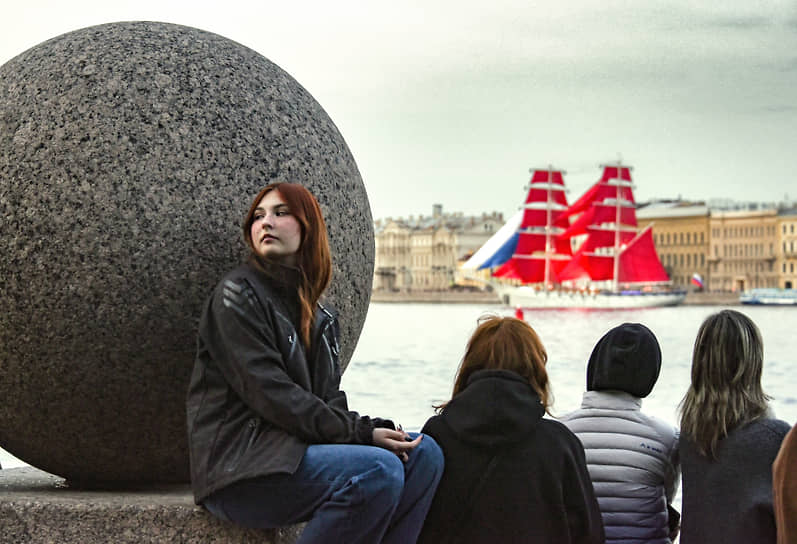 На первой репетиции общегородского праздника выпускников средних школ Санкт-Петербурга «Алые паруса»