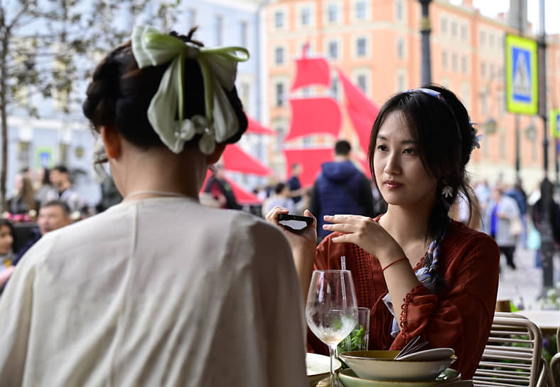 На празднике выпускников средних школ Санкт-Петербурга «Алые паруса 2025»