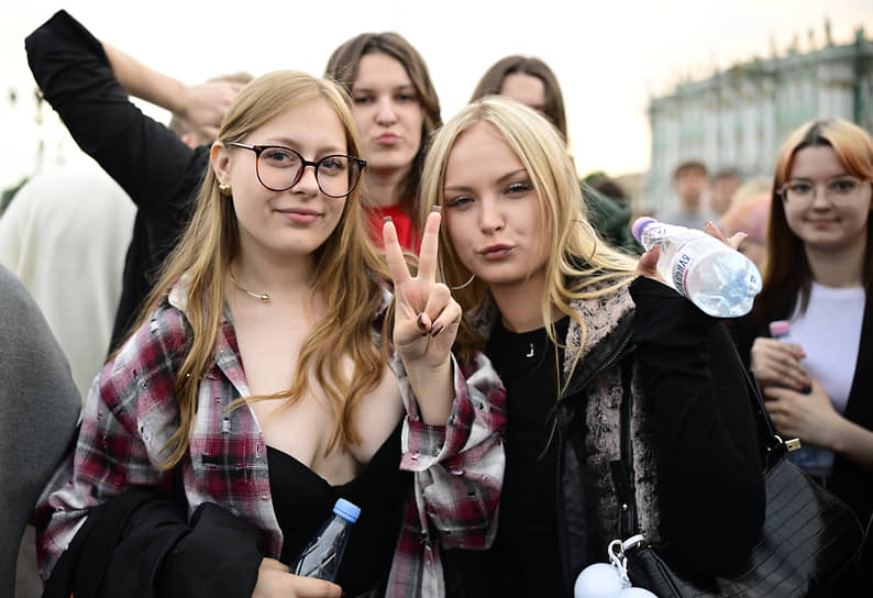 На празднике выпускников средних школ Санкт-Петербурга «Алые паруса 2025»