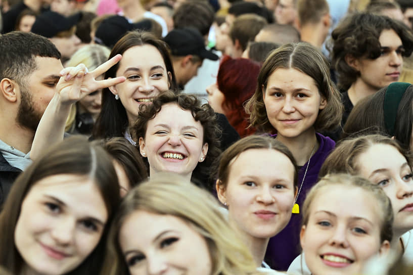 На празднике выпускников средних школ Санкт-Петербурга «Алые паруса 2025»