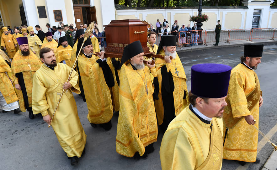 Священнослужители во время малого крестного хода от Александро-Невской лавры к площади Александра Невского
