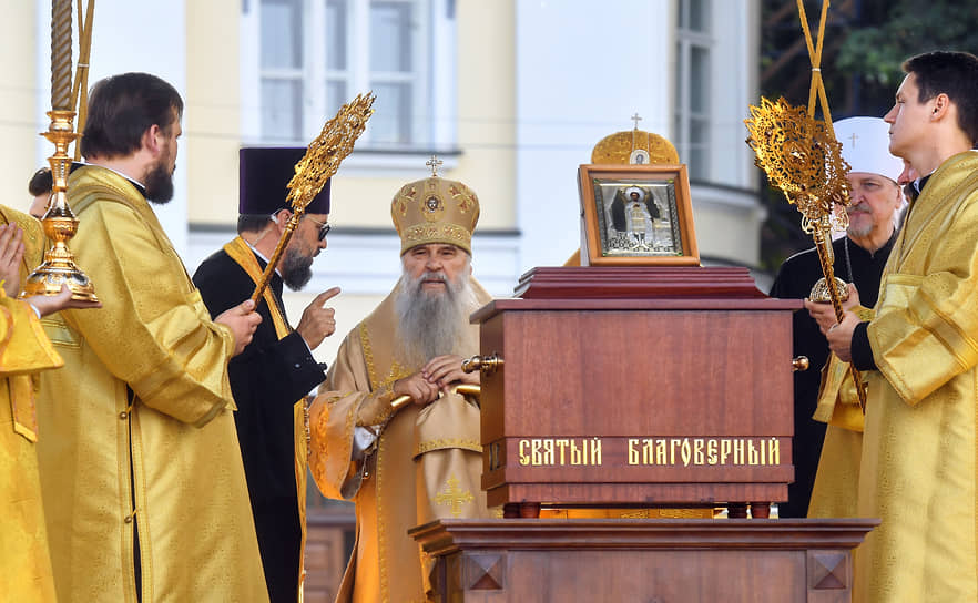Митрополит Санкт-Петербургский и Ладожский Варсонофий (в центре) во время молебна на площади Александра Невского