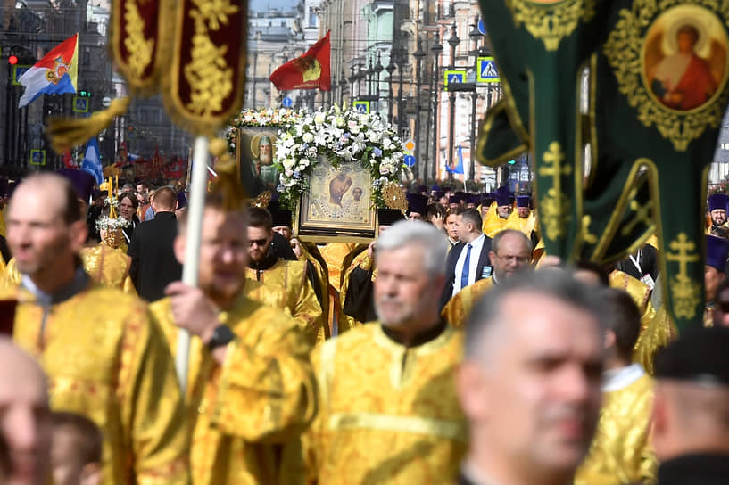 Участники крестного хода во время шествия по Невскому проспекту