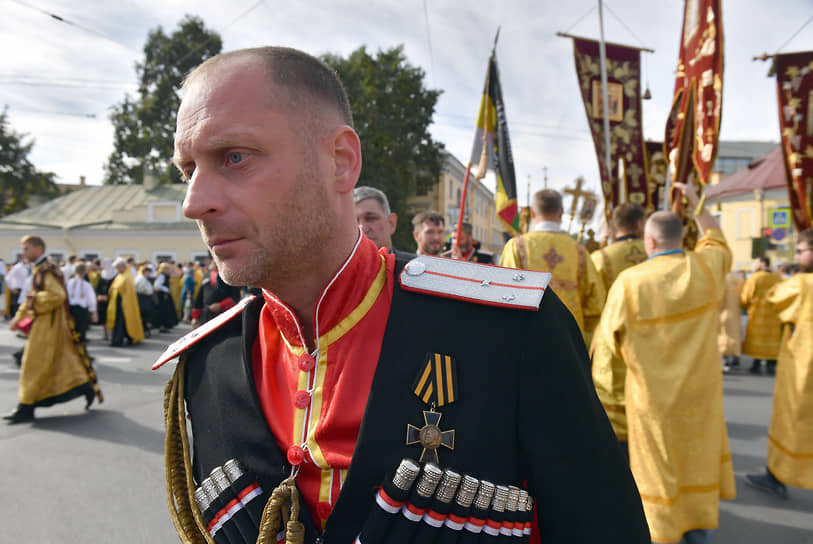 Участники крестного хода после молебна площади Александра Невского