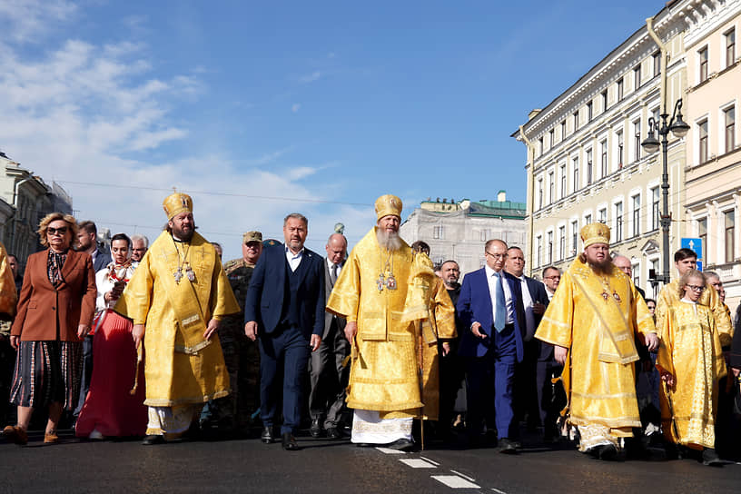 Вице-губернатор Санкт?Петербурга Наталья Чечина (слева), председатель Законодательного собрания Санкт-Петербурга Александр Бельский (третий слева) и ректор Санкт-Петербургского государственного университета Николай Кропачев (пятый слева) во время шествия
