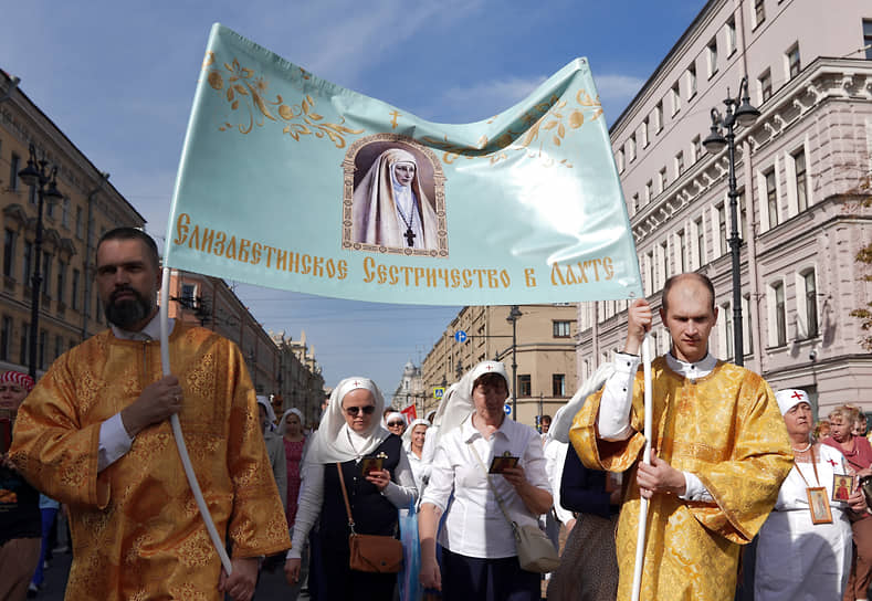 Участники крестного хода во время шествия по Невскому проспекту