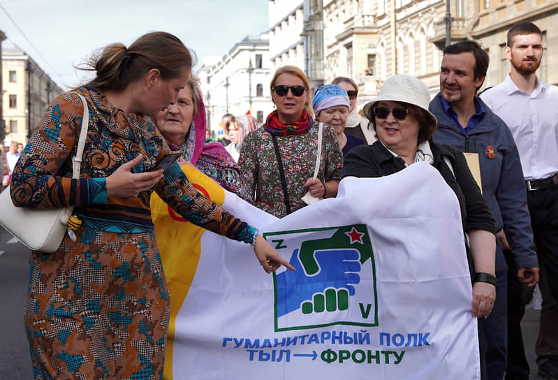 Участники крестного хода во время шествия по Невскому проспекту
