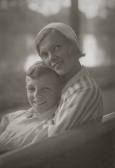 На фотографии Кирилл Лавров с матерью Ольгой Гудим-Левкович. Она была чтецом и выступала на радио. Лавровы проживали в Ленинграде до середины 1930-х годов. Кирилл учился во Второй полной средней школе Володарского района. После убийства Сергея Кирова начались чистки и преследования интеллигенции. Кирилл остался на попечении бабушки, а его родители переехали в Киев. Юрий Лавров стал одним из ведущих артистов, а затем и художественным руководителем Киевского театра русской драмы имени Леси Украинки