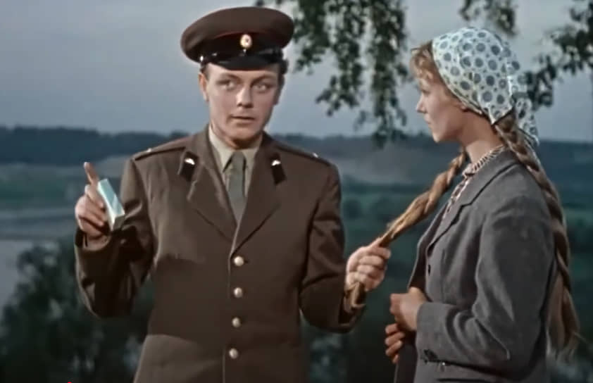 Кадр из фильма «Ссора в Лукашах» (1959). На экране артист примерил на себя образ демобилизованного лейтенанта Кости Ласточкина. Первая же главная роль в кино принесла Кириллу Лаврову всесоюзную популярность, а лента стала одним из лидеров проката
