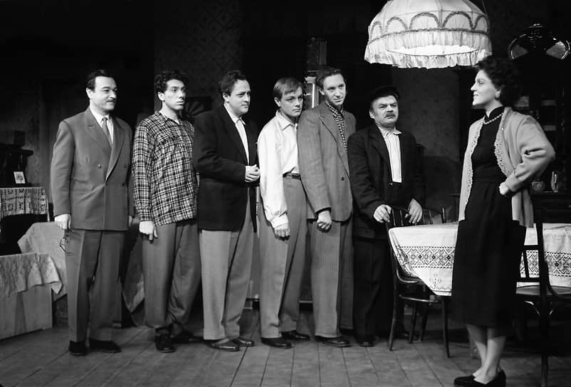 Спектакль по пьесе Виктора Розова «В поисках радости» в 1957 году стал манифестом оттепели. В БДТ его ставили под прицелом партийных кураторов, опасающихся, что герои-идеалисты заменят советским зрителям «правильных» рабочих-стахановцев. На сцене Кирилл Лавров воплотил образ Геннадия