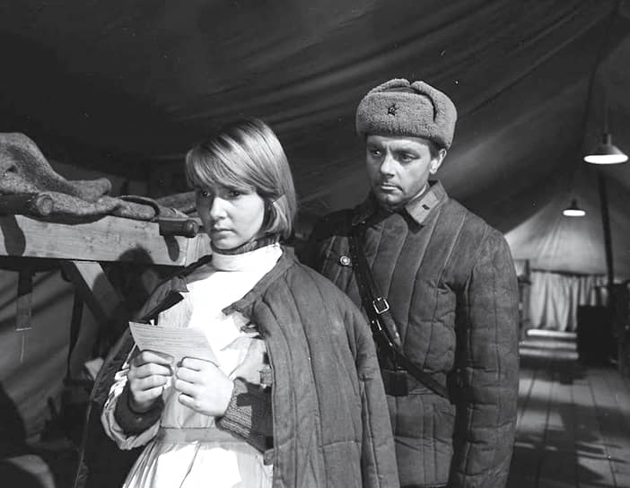 В 1967 году на экраны выходит продолжение «Живых и мертвых». В «Возмездии» Кирилл Лавров вернулся к роли капитана Синцова