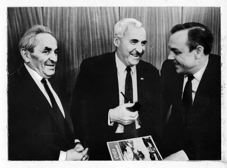 Сотрудничество Лаврова и Симонова началось в 1964 году, когда артист получил роль военкора Ивана Синцова в экранизации романа «Живые и мертвые». Писатель лично участвовал в подборе актеров: он видел в Лаврове не просто артиста, а человека своего поколения, прошедшего войну (Лавров служил авиамехаником на Дальнем Востоке). Константин Симонов отмечал, что Лавров сыграл не «парадного героя», а интеллигента в окопах — изможденного, но не сломленного. Сцена, где Синцов пишет заметку под обстрелом, стала ключевой: Лавров импровизировал, вспоминая собственные фронтовые впечатления. После премьеры Симонов сказал: «Вы подарили моему персонажу то, чего не было в книге,— тихую ярость против войны»