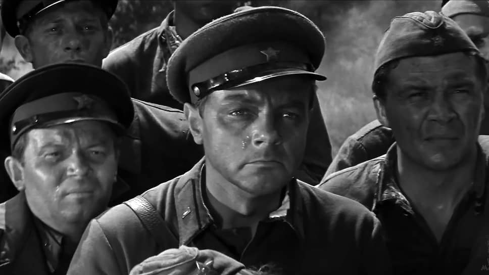 Кирилл Лавров начал сниматься в кино в 1955 году, но переломным моментом в его карьере стал 1964-й, когда режиссер Александр Столпер пригласил его на роль военкора Синцова в фильме «Живые и мертвые» по Константину Симонову. Фильм собрал 41 млн зрителей и получил главный приз кинофестиваля в Карловых Варах. Для Лаврова роль стала переходной от «молодых героев» к глубоким драматическим образам