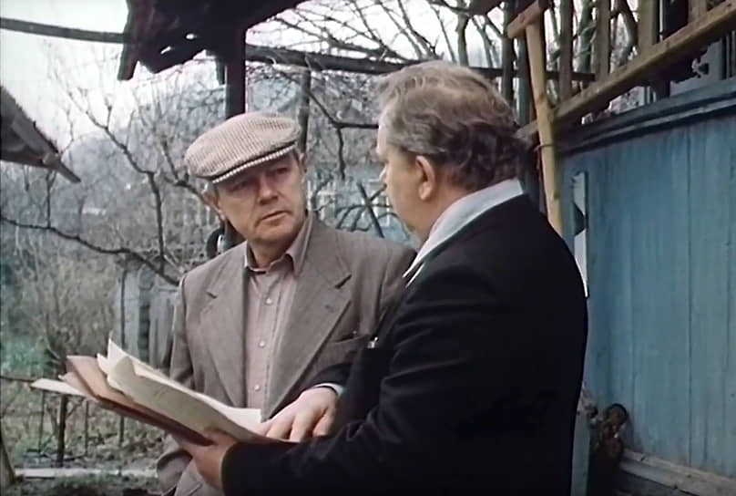 В 1984 году Лавров снимается на «Ленфильме» в сериале «Колье Шарлотты». По сюжету сотрудники Комитета госбезопасности полковник Серегин и лейтенант Павлов ведут расследование убийства мелкого фарцовщика и валютчика Виктора Кораблева. В ходе следствия они выходят на преступную группу, занимающуюся контрабандой ценных ювелирных изделий за рубеж. Противоборство с преступниками становится для оперативников настоящим испытанием. Оказывается, убийство Кораблева связано с попыткой нелегально вывезти из страны уникальную антикварную реликвию, известную как «колье Шарлотты»
