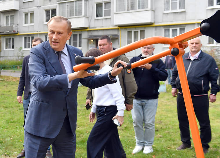 Губернатор Ленинградской области Александр Дрозденко в единый день голосования во время обхода деревни Лупполово, где принял участие в выборах