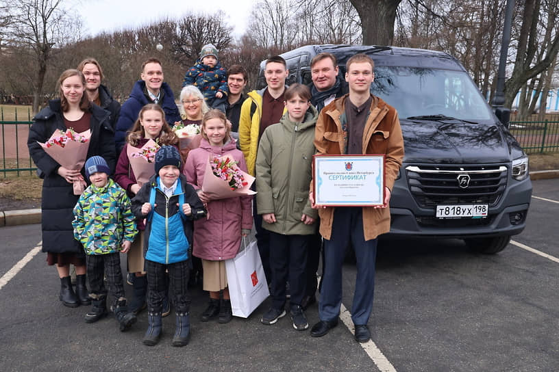 С 2009 года город передал в многодетные семьи 496 микроавтобусов