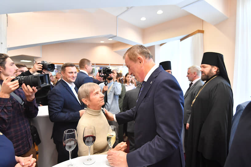 Заслуженный мастер спорта СССР, почетный гражданин Ленинградской области Любовь Мухачева и губернатор Ленинградской области — председатель правительства Ленинградской области Александр Дрозденко после церемонии