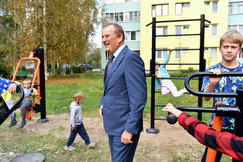 Губернатор Ленинградской области Александр Дрозденко во время обхода поселка Лупполово в единый день голосования