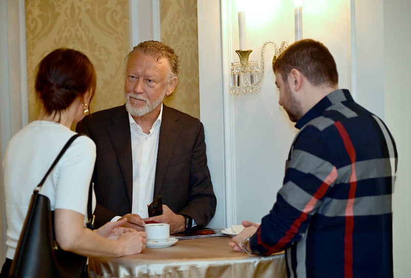 Исполнительный директор проекта «Лахта Центр» Александр Бобков (в центре)