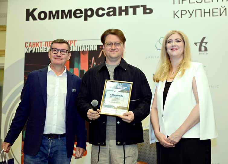 Генеральный директор компании Omoikiri Павел Кейв (в центре)