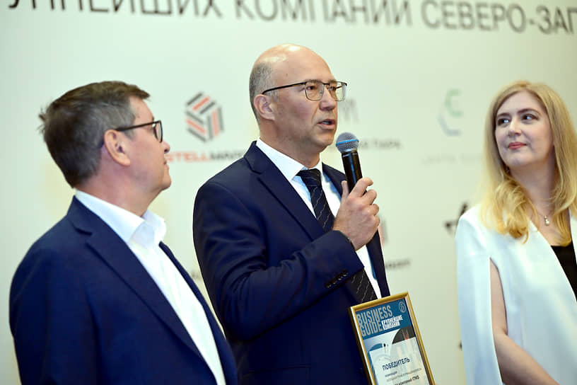 Директор по производству и операциям фабрики группы компаний ITMS Борис Бойко (в центре)