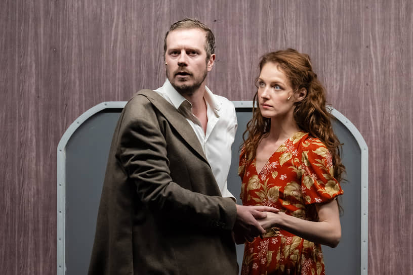 Артисты Тихон Жизневский в роли Дмитрия Нехлюдова и Мария Лопатина в роли Екатерины Масловой («Воскресение»)