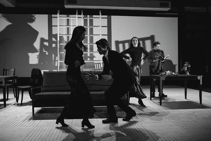 Сцена из спектакля «Тварь»