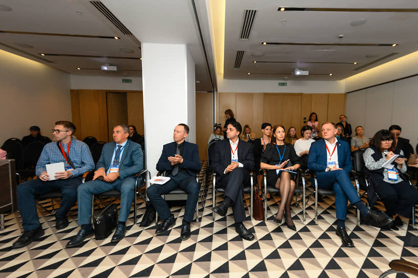 Участники круглого стола III Общероссийского образовательного форума «Кадры решают все»