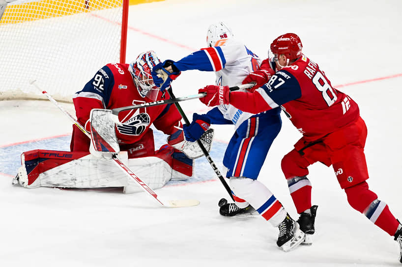 Единственное, за что стоит похвалить игроков СКА,— они все-таки не сдавались до последней сирены, проигрывая 2:3