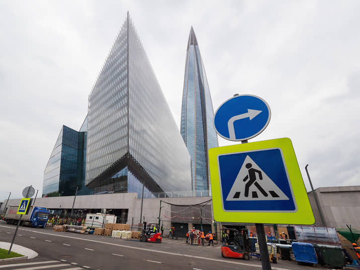 , «Газпром» приобрел «Лахта Центр» у аффилированного АО «Многофункциональныи? комплекс Лахта центр» уже после того, как башня была введена в эксплуатацию. ПАО официально стало собственников «Лахта Центра» в марте 2019 года, а комплекс был введен в эксплуатацию в октябре 2018-го