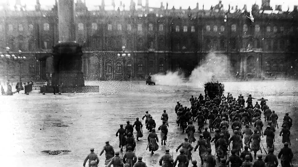 Штурм Зимнего дворца. Кадр из художественного фильма «Октябрь», режиссер Сергей Эйзенштейн, 1927 год