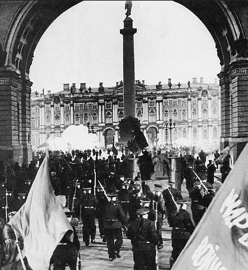 Штурм Зимнего дворца. Кадр из художественного фильма «Октябрь», режиссер Сергей Эйзенштейн, 1927 год