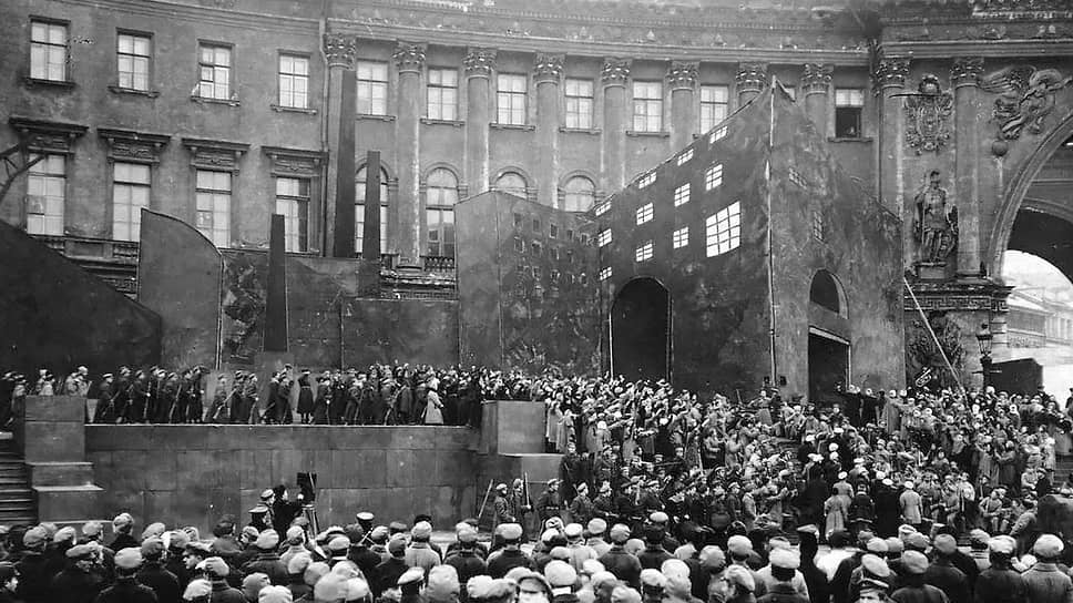 Представление «Взятие Зимнего дворца». Красная площадка