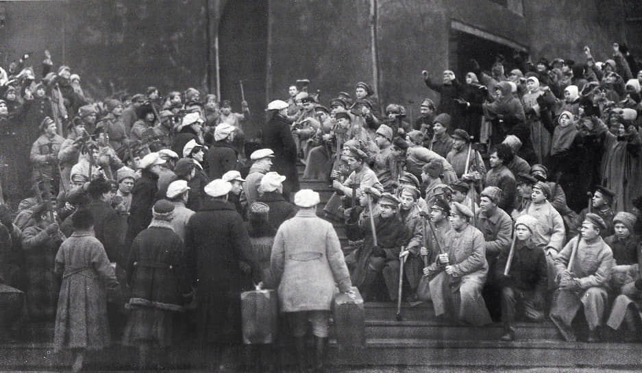 Представление «Взятие Зимнего дворца». Красная площадка