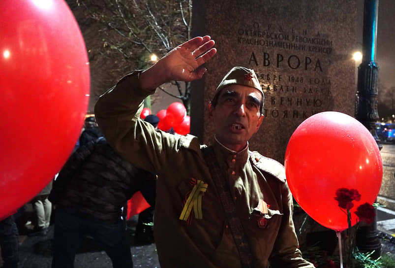 Участники акции в честь 108-й годовщины Октябрьской революции