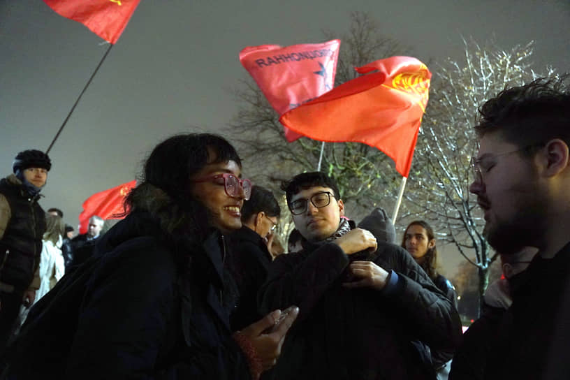 Участники акции в честь 108-й годовщины Октябрьской революции