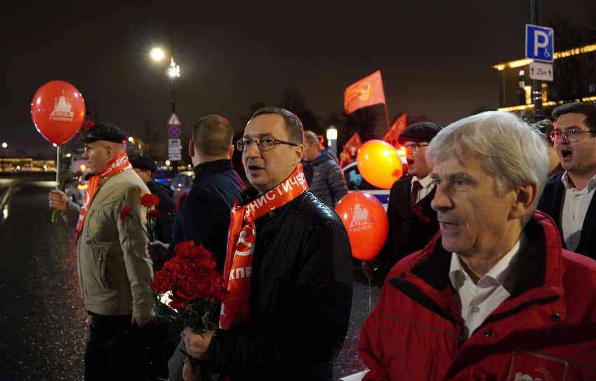 Руководитель фракции КПРФ в Законодательном собрании Санкт-Петербурга Роман Кононенко (в центре) и депутат от КПРФ в Законодательном собрании Санкт-Петербурга Вячеслав Бороденчик (справа) 