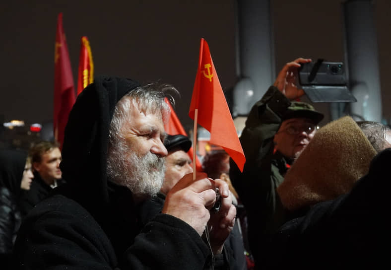 Участники акции в честь 108-й годовщины Октябрьской революции