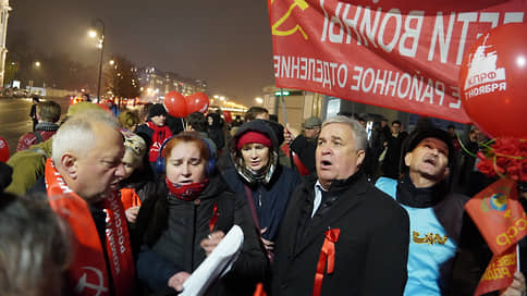 Дорогу молодым товарищам // У крейсера Аврора прошла традиционная акция в честь годовщины Октябрьской революции