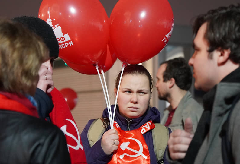 Участники акции в честь 108-й годовщины Октябрьской революции