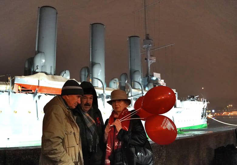 Участники акции в честь 108-й годовщины Октябрьской революции