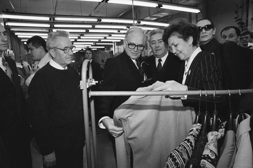 Французский модельер Пьер Карден во время посещения акционерного общества «Первомайская заря». Генеральный директор Галина Сенцова знакомит гостя с продукцией предприятия