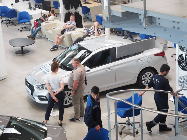 По данным Минпромторга РФ, продажи новых легковых автомобилей в Петербурге в январе-октябре составили 62 608 единиц