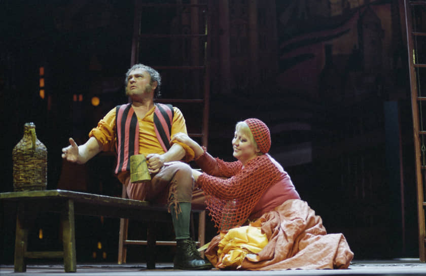 В 1997 году Светлана Крючкова исполнила роль Анны Фирлинг (Мамаши Кураж). Спектакль поставил уже знакомый ей режиссер Сергей Яшин
