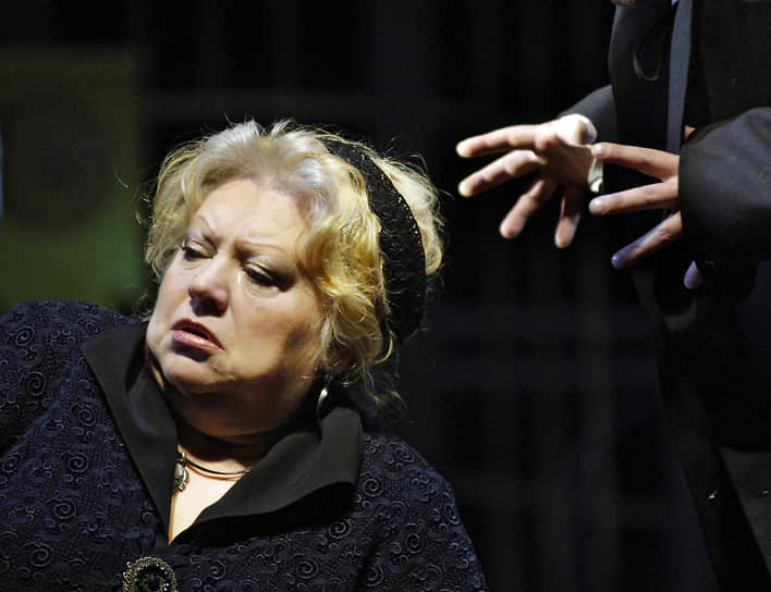 В 2006 году Светлана Крючкова вышла на сцену БДТ в главной роли в спектакле Сергея Яньшина «Васса Железнова» по пьесе Максима Горького
